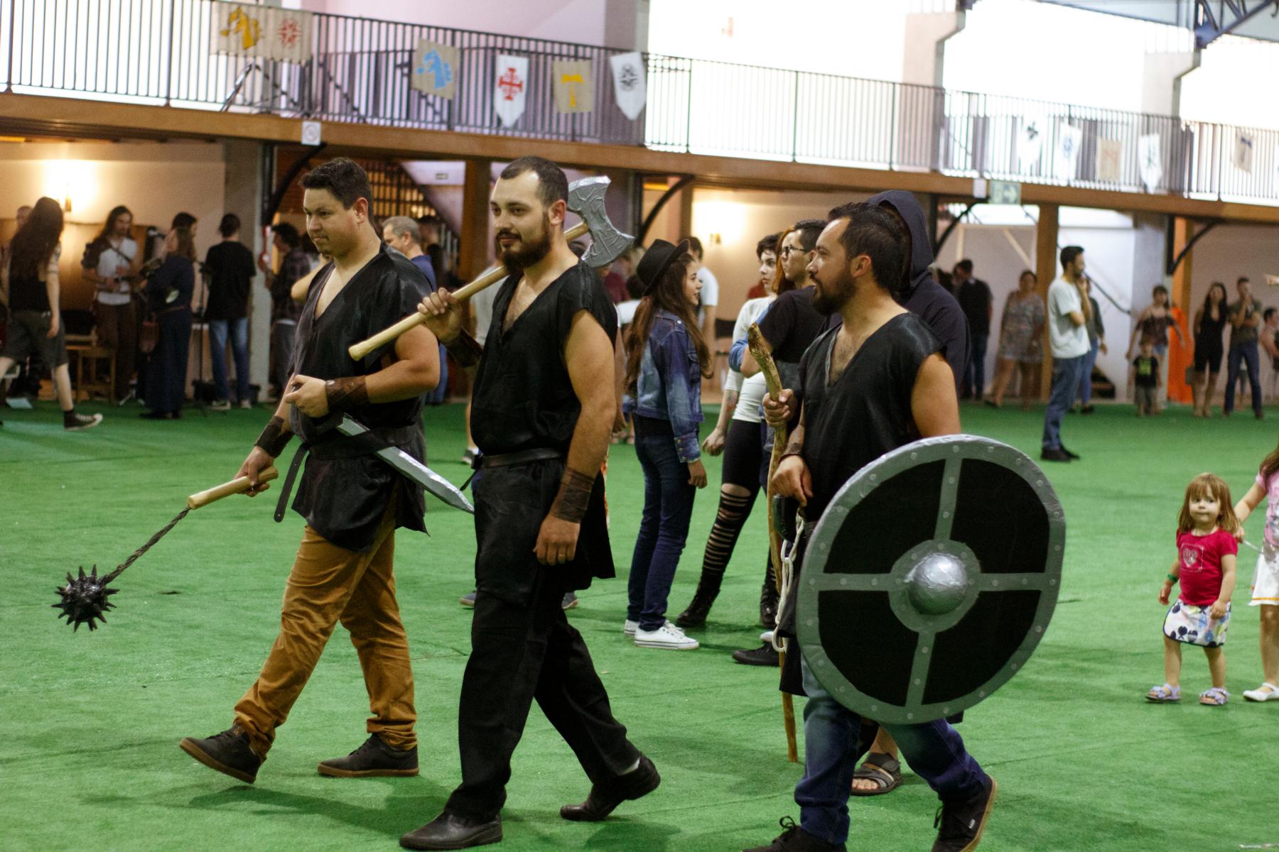 Alunos de Ipiranga confeccionam trajes medievais para visitar Parque Histórico