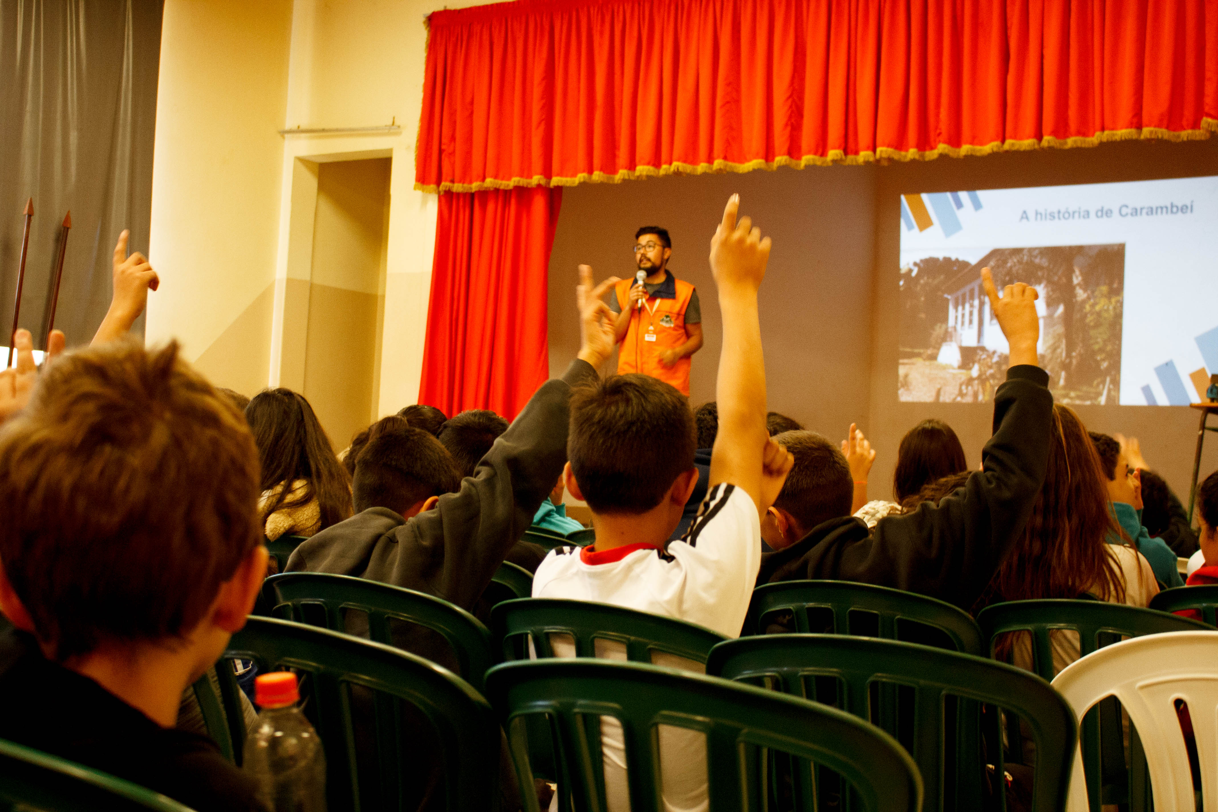 Educativo do Parque Histórico realiza palestra sobre preservação patrimonial em escolas estaduais de Carambeí