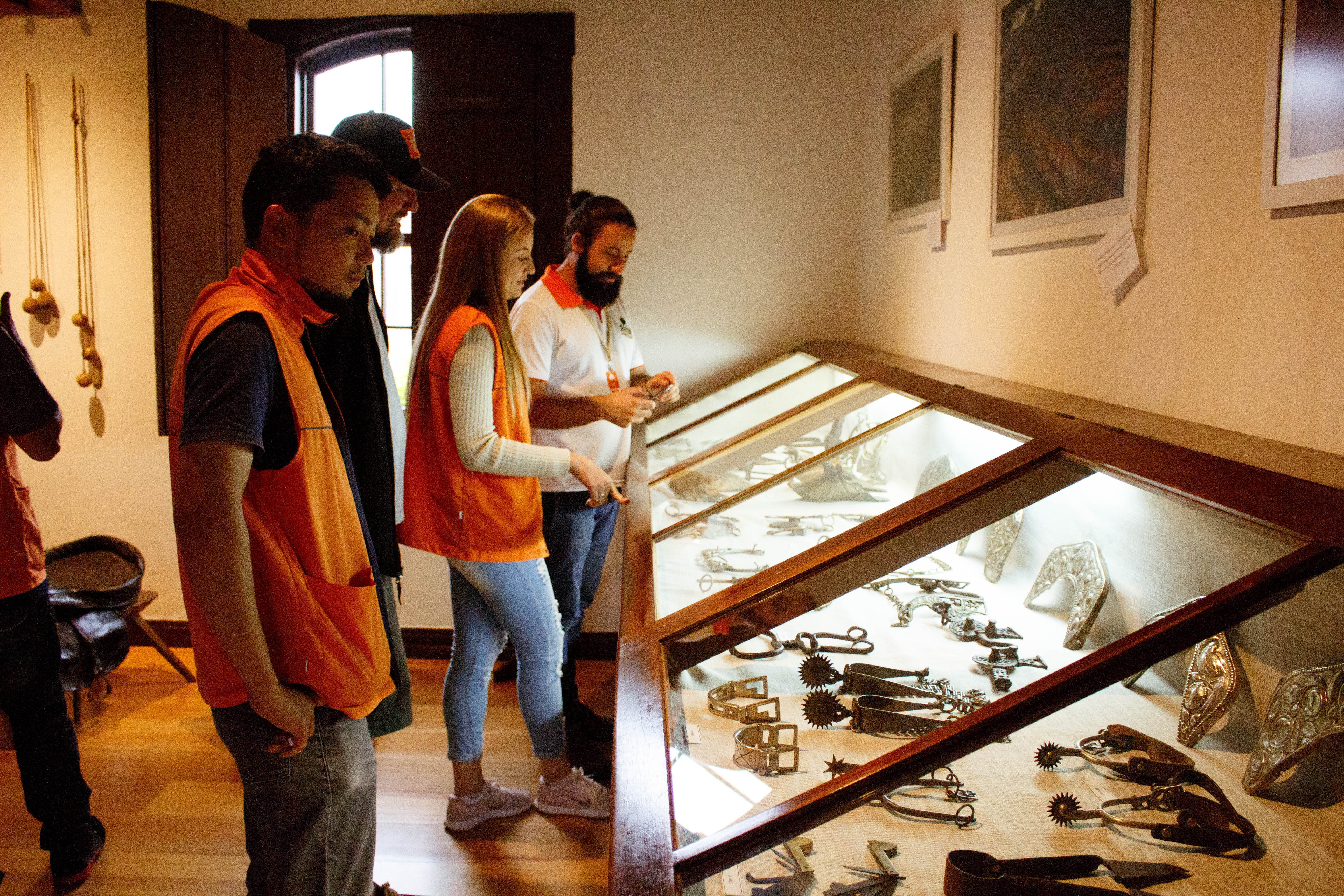 Corpo técnico do Parque Histórico visita museus de Castro