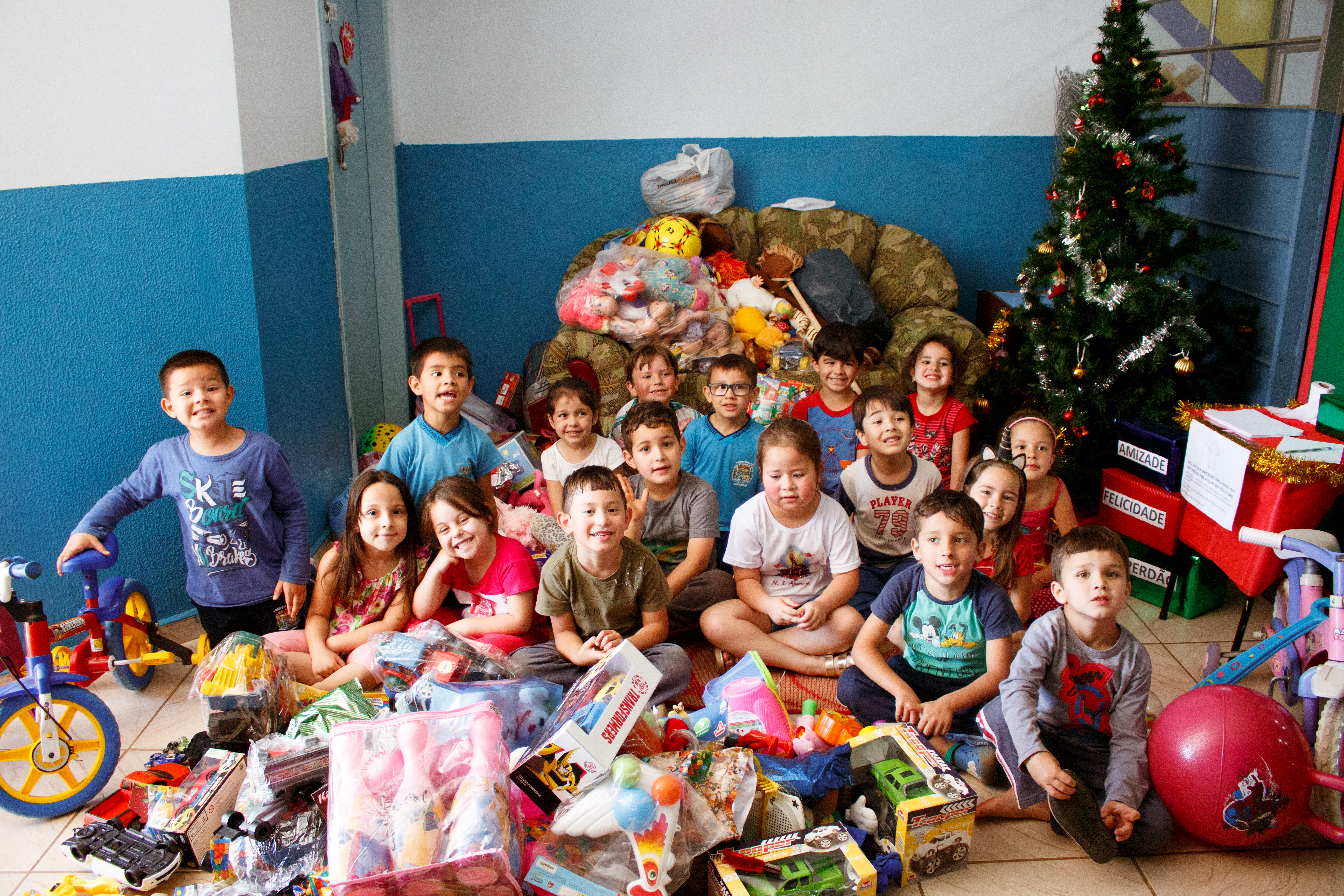 Parque Histórico e Instituto GPRPCOM fizeram o Natal de crianças de creches e instituições de Carambeí