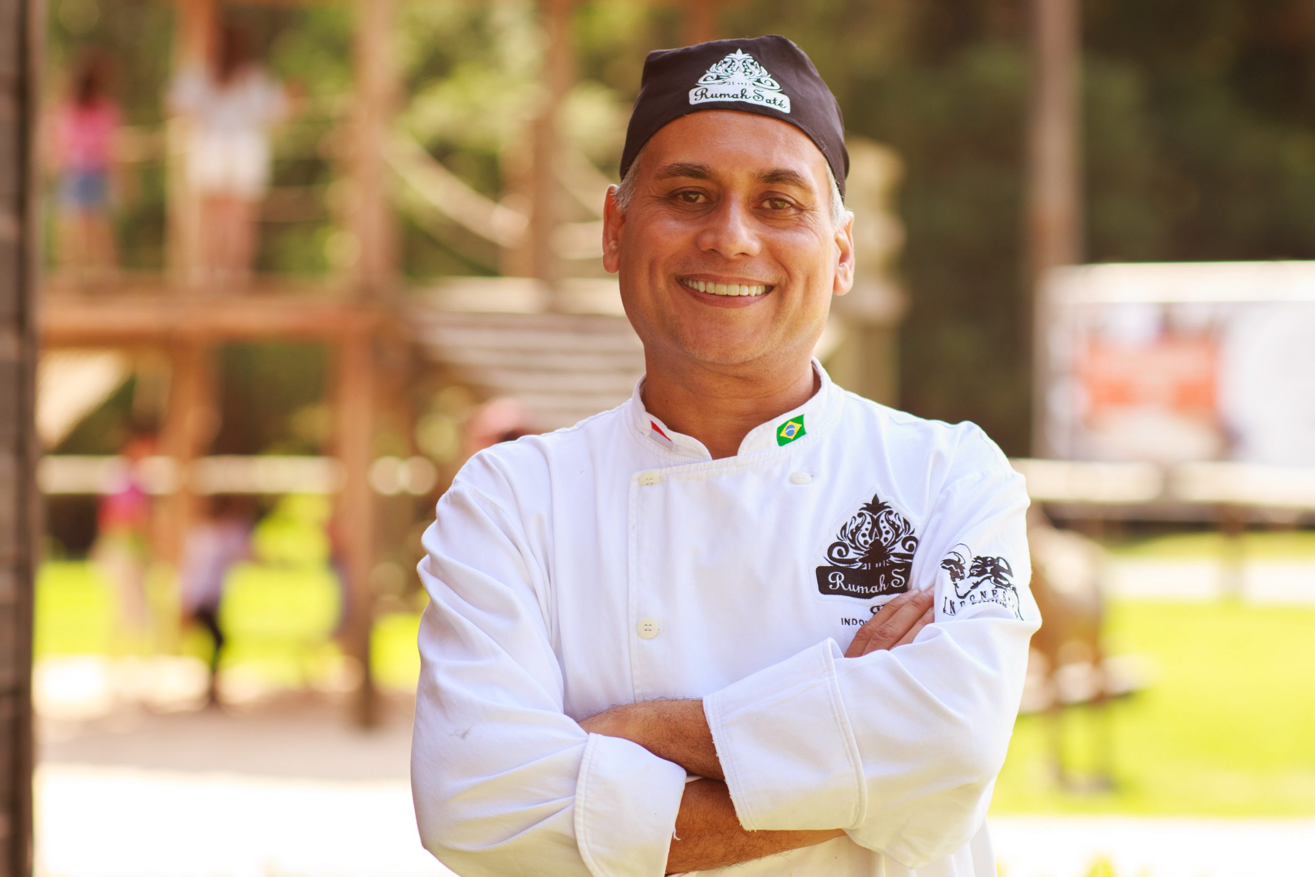 Koffiehuis Parque Histórico recebe consultoria de chefe de cozinha especialista na gastronomia indonésia.