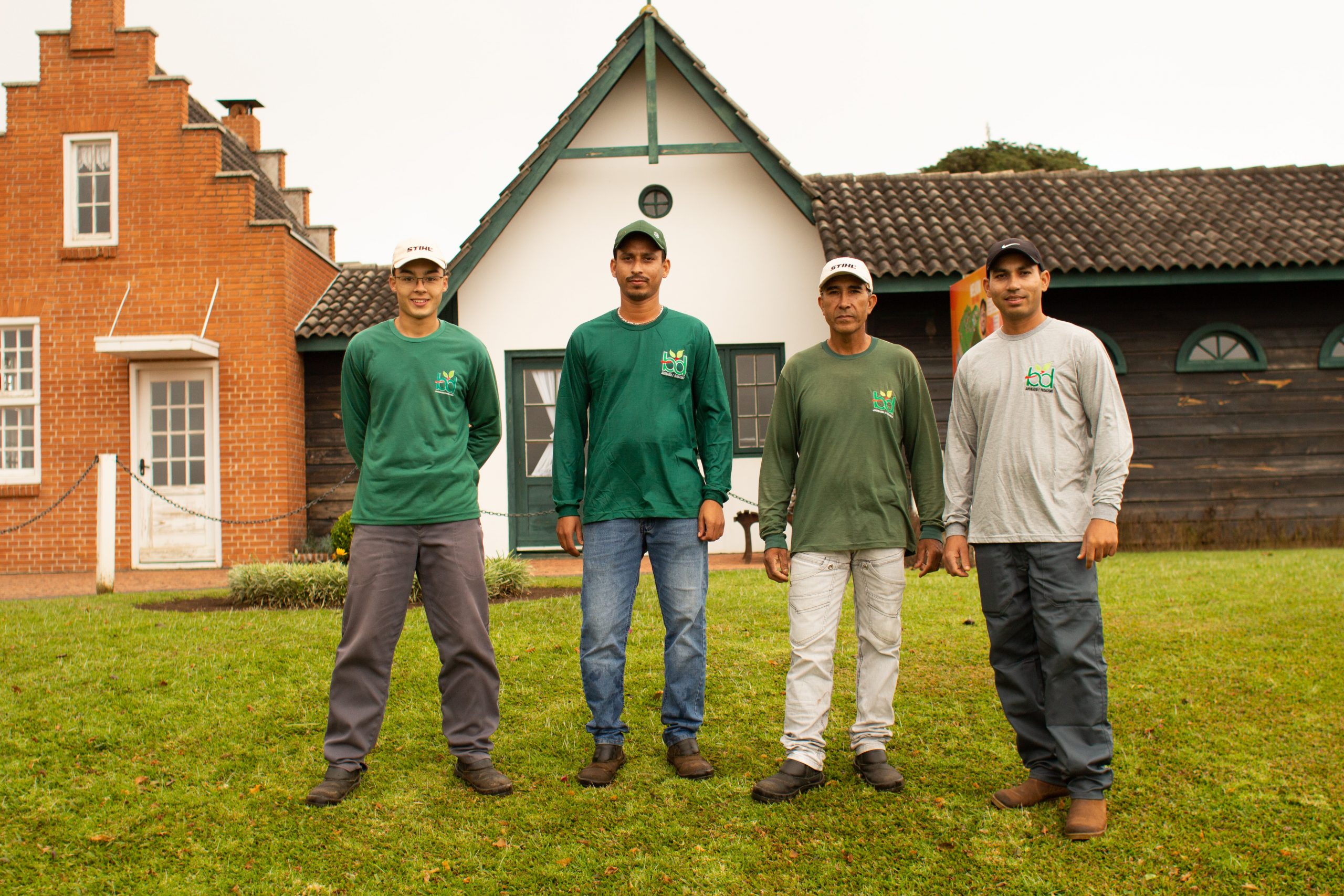 Imigrante é responsável por cuidar do jardim do Parque Histórico