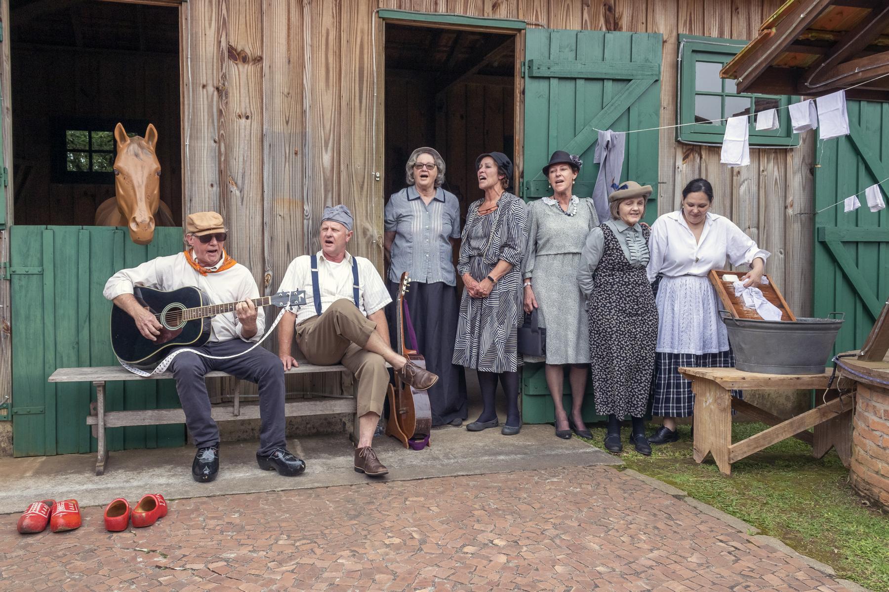Encenação do cotidiano dos imigrantes no Museu Parque Histórico de Carambeí