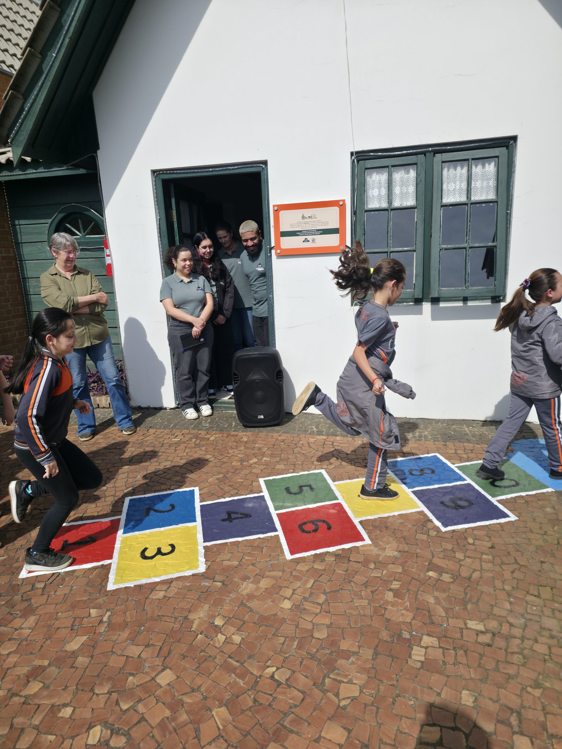 Alunos da Escola Municipal Geralda Harms Welbergen participaram de abertura de exposição no Museu Parque Histórico de Carambeí